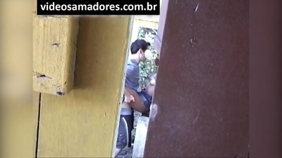 Voyeur filma una giovane coppia che scopa finché non scopre il filmato
